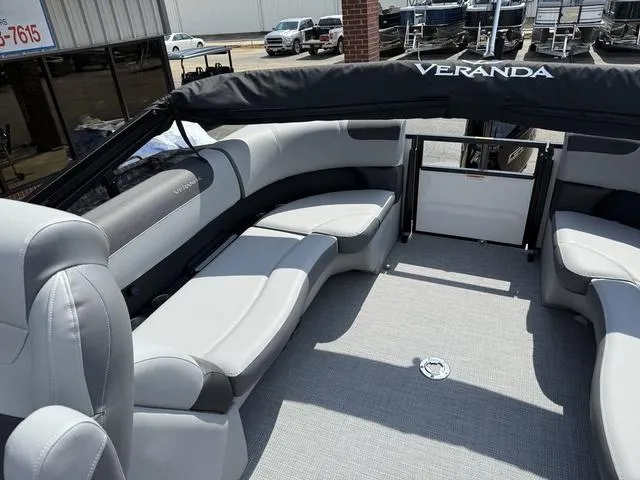 Slide: The Image of Veranda VR22RC Tri-Toon 2026 - 16