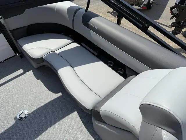 Slide: The Image of Veranda VR22RC Tri-Toon 2026 - 17