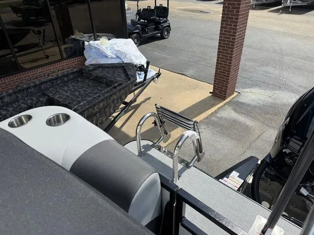 Slide: The Image of Veranda VR22RC Tri-Toon 2026 - 19