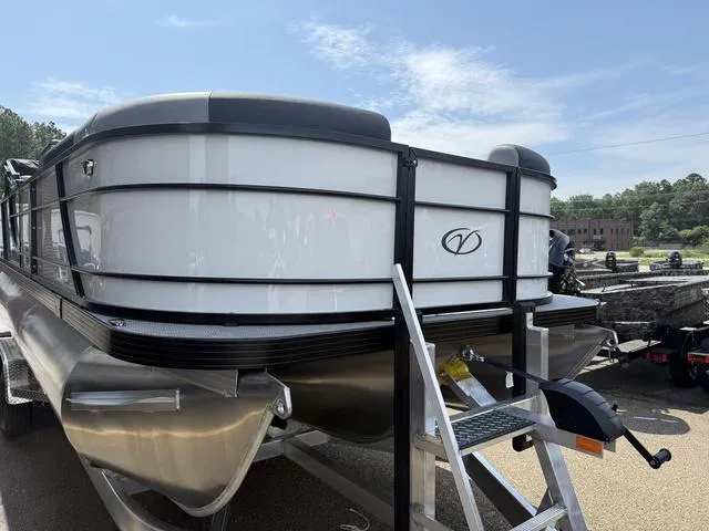 Slide: The Image of Veranda VR22RC Tri-Toon 2026 - 2