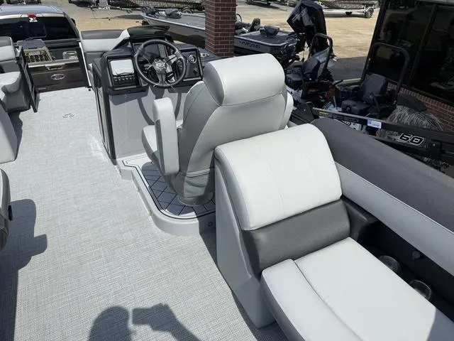 Slide: The Image of Veranda VR22RC Tri-Toon 2026 - 20