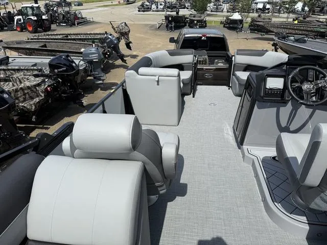 Slide: The Image of Veranda VR22RC Tri-Toon 2026 - 21