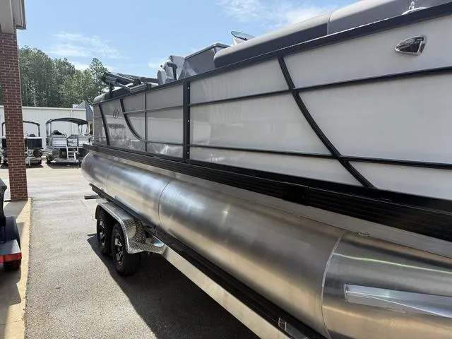 Slide: The Image of Veranda VR22RC Tri-Toon 2026 - 3