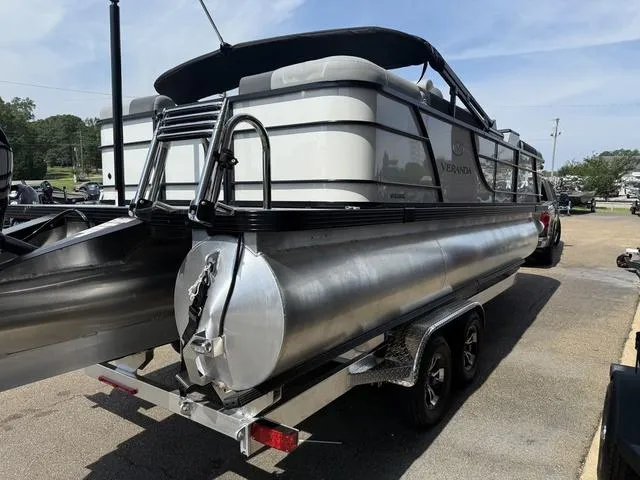 Slide: The Image of Veranda VR22RC Tri-Toon 2026 - 4