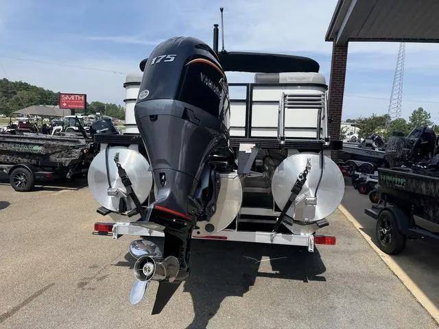 Slide: The Image of Veranda VR22RC Tri-Toon 2026 - 5