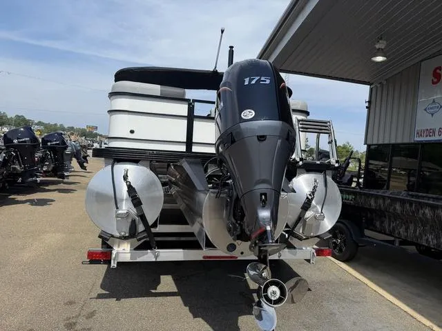 Slide: The Image of Veranda VR22RC Tri-Toon 2026 - 6