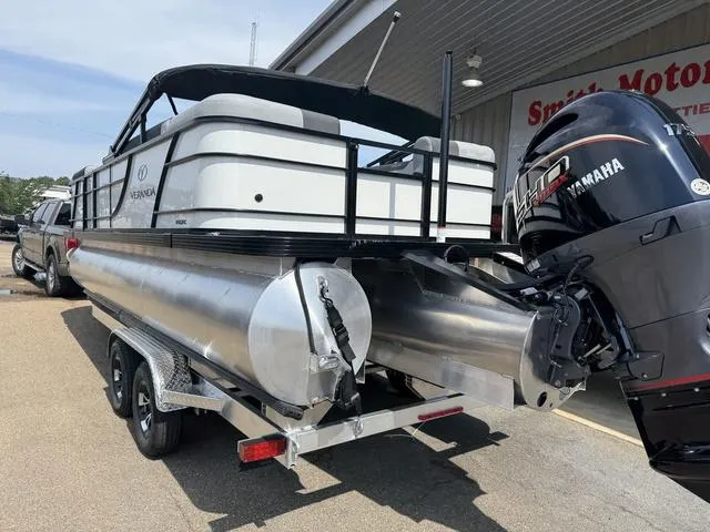 Slide: The Image of Veranda VR22RC Tri-Toon 2026 - 7