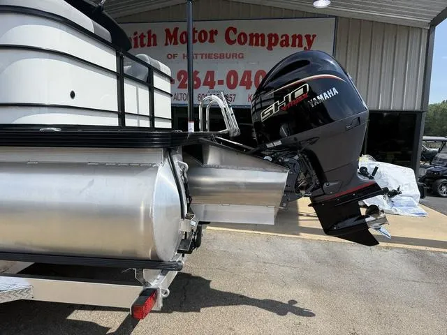 Slide: The Image of Veranda VR22RC Tri-Toon 2026 - 8