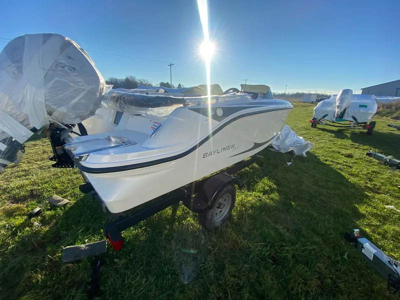 Slide: The Image of Bayliner Element E17 2025 - 4