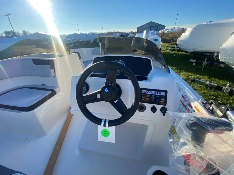 Slide: The Image of Bayliner Element E17 2025 - 5