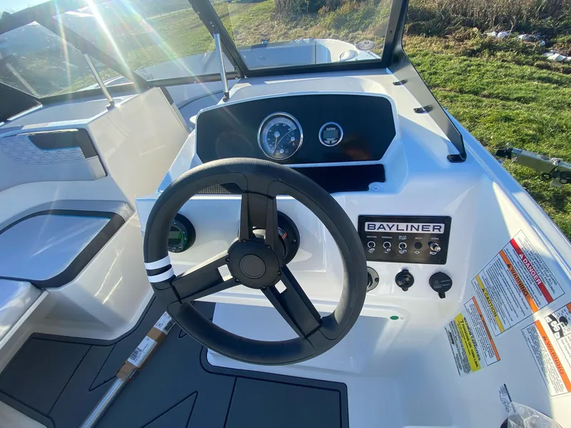 Slide: The Image of Bayliner Element E17 2025 - 5