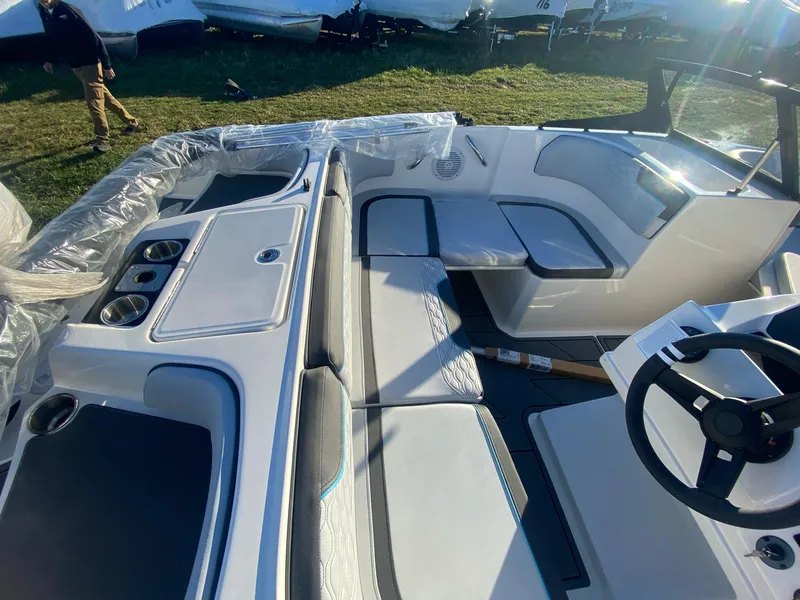 Slide: The Image of Bayliner Element E17 2025 - 6