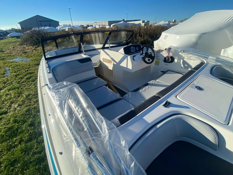 Slide: The Image of Bayliner Element E17 2025 - 8