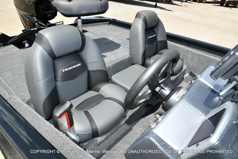 Slide: The Image of Tracker Pro Team 190 2026 - 30