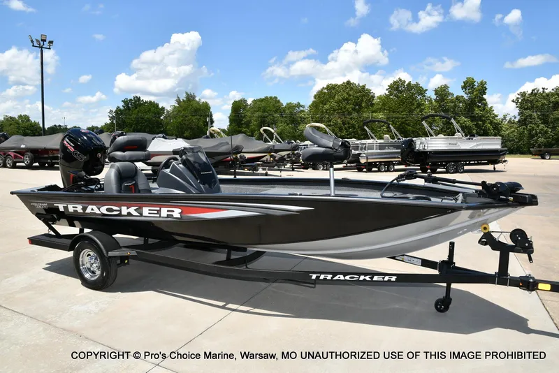 Slide: The Image of Tracker Pro Team 190 2026 - 72