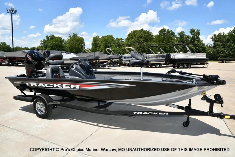 Slide: The Image of Tracker Pro Team 190 2026 - 75