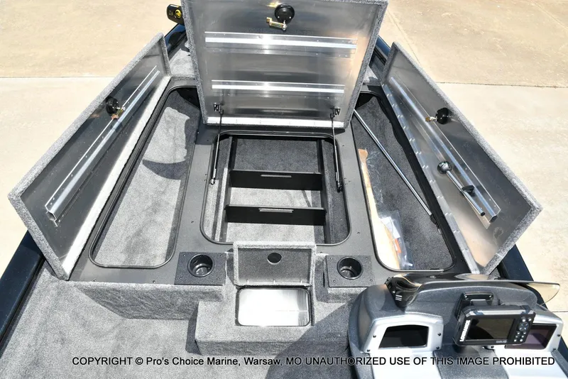 Slide: The Image of Tracker Pro Team 190 2026 - 9