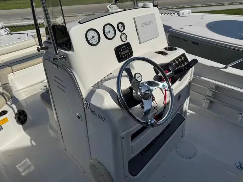 Slide: The Image of NauticStar 211 Angler 2018 - 10