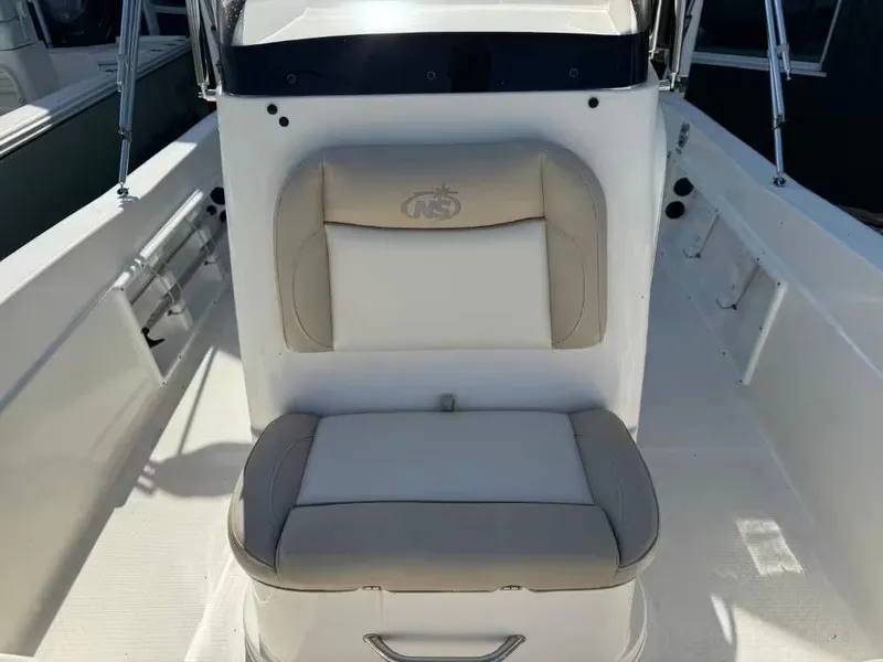 Slide: The Image of NauticStar 211 Angler 2018 - 11