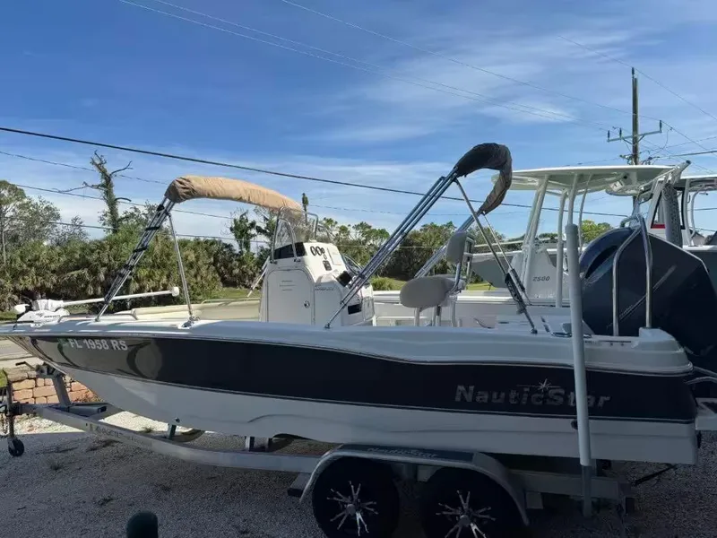 Slide: The Image of NauticStar 211 Angler 2018 - 2