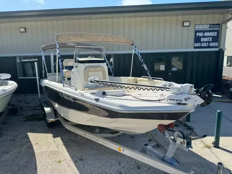 Slide: The Image of NauticStar 211 Angler 2018 - 3