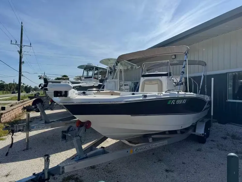 Slide: The Image of NauticStar 211 Angler 2018 - 5