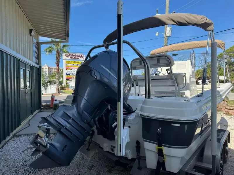 Slide: The Image of NauticStar 211 Angler 2018 - 6