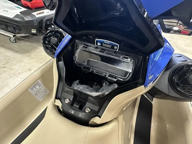 Slide: The Image of Sea-Doo Wake 170 2025 - 12