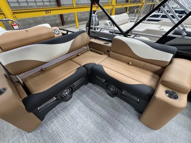 Slide: The Image of Tahoe LTZ 2585 VRL 2025 - 10