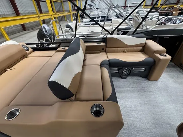 Slide: The Image of Tahoe LTZ 2585 VRL 2025 - 11