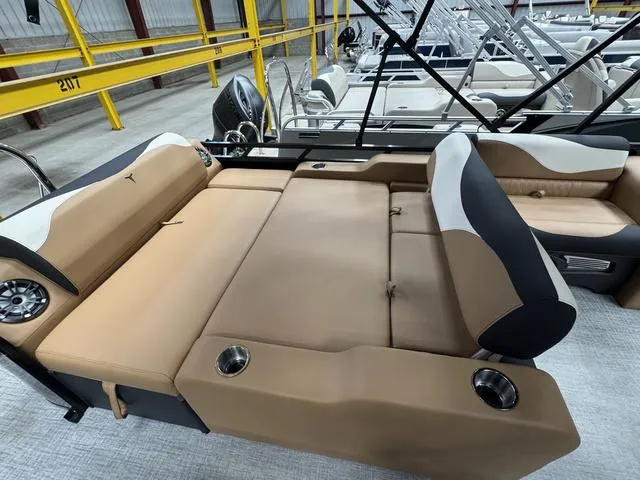 Slide: The Image of Tahoe LTZ 2585 VRL 2025 - 12