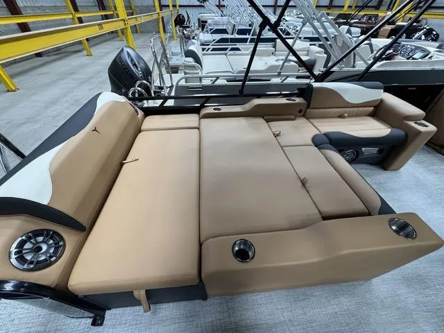 Slide: The Image of Tahoe LTZ 2585 VRL 2025 - 13