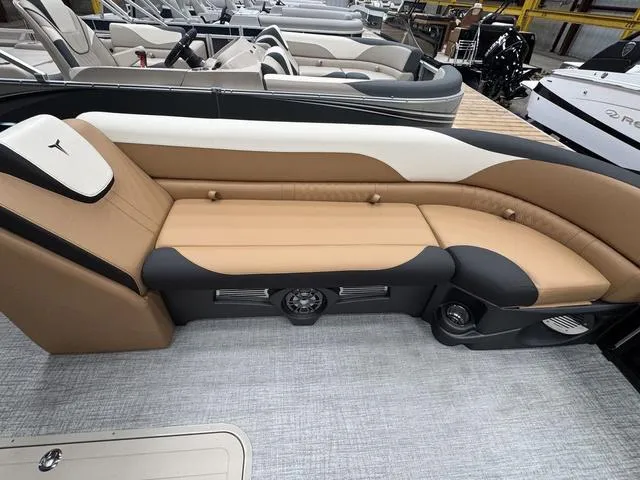 Slide: The Image of Tahoe LTZ 2585 VRL 2025 - 7