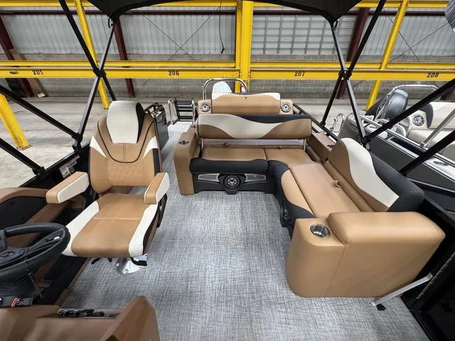 Slide: The Image of Tahoe LTZ 2585 VRL 2025 - 8