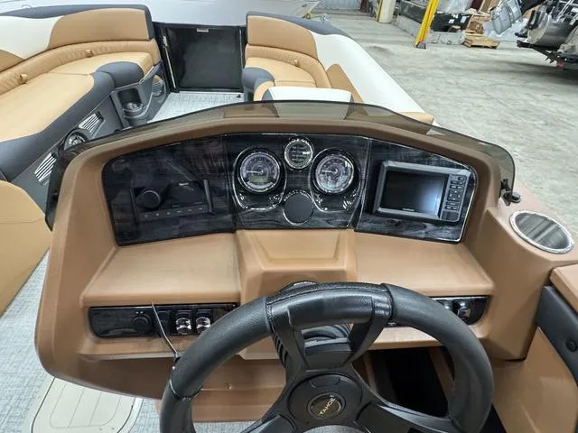 Slide: The Image of Tahoe LTZ 2585 VRL 2025 - 9