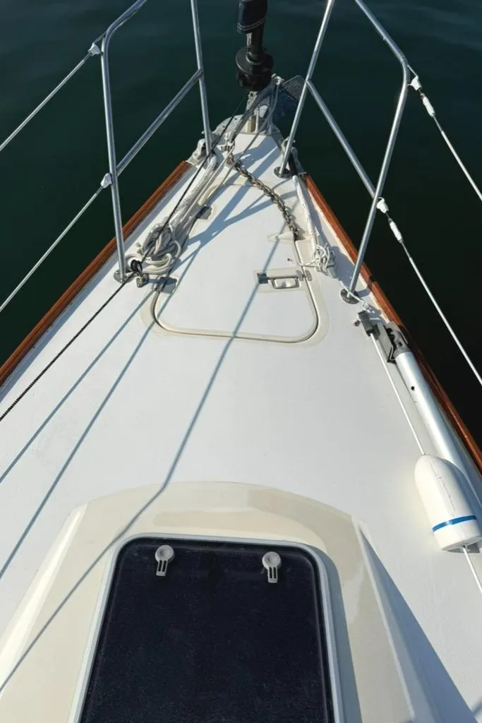 Slide: The Image of Bow of a 1986 Pearson 33-2 sailboat with clean deck and railing. - 5