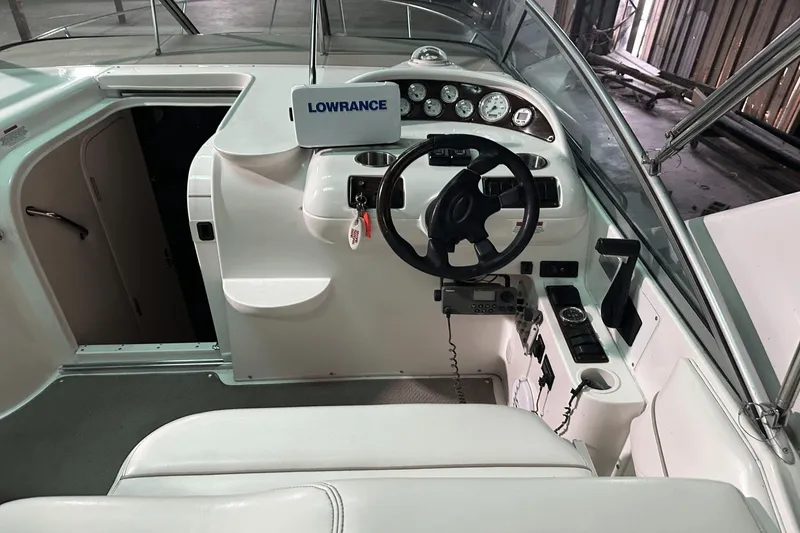 Slide: The Image of Larson Cabrio 270 Mid Cabin 2001 - 10