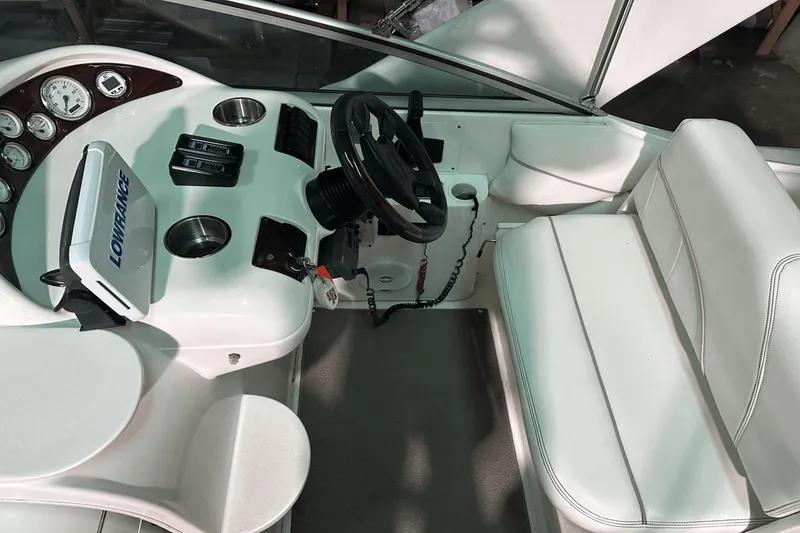 Slide: The Image of Larson Cabrio 270 Mid Cabin 2001 - 11