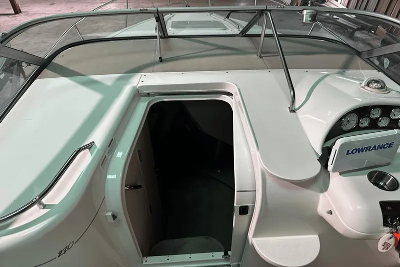 Slide: The Image of Larson Cabrio 270 Mid Cabin 2001 - 13