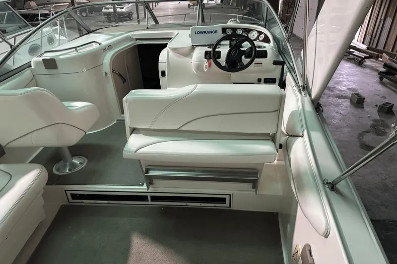 Slide: The Image of Larson Cabrio 270 Mid Cabin 2001 - 15