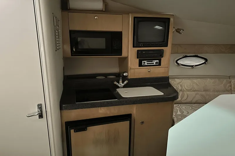 Slide: The Image of Larson Cabrio 270 Mid Cabin 2001 - 22