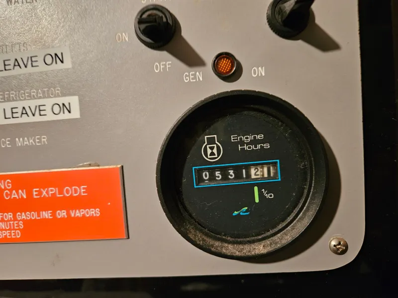 Slide: The Image of Engine hours gauge on 1989 Sea Ray 390 Express, showing 531.2 hours. - 14
