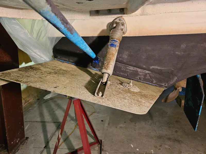 Slide: The Image of 1989 Sea Ray 390 Express boat underbody with trim tab and hydraulic system. - 27