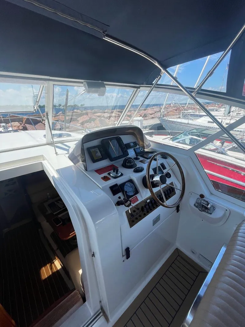 Slide: The Image of 2003 Mainship 34 Pilot - 14