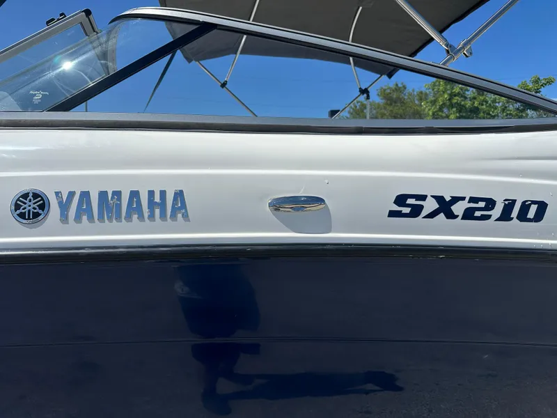 Slide: The Image of 2011 Yamaha Boats SX210 side view with logo and model name. - 10