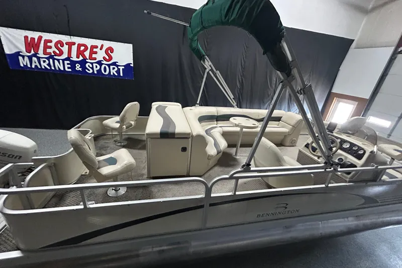The Image of 2005 Bennington II 227FSi pontoon boat in indoor showroom, side view. - 0