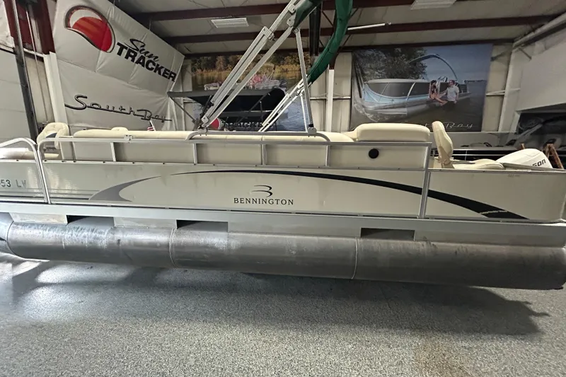 Slide: The Image of 2005 Bennington II 227FSi pontoon boat in showroom, side view. - 4