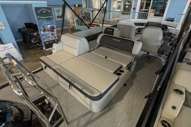 Slide: The Image of Harris Cruiser 230 2026 - 25