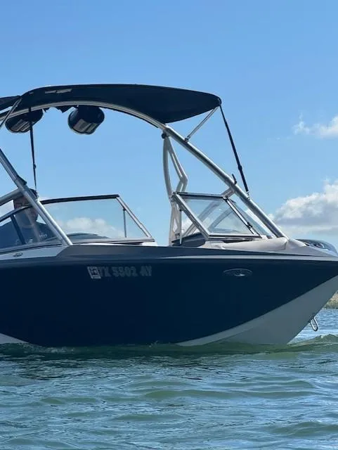 Slide: The Image of 2008 Tigé Z1 boat on water under clear blue sky. - 6