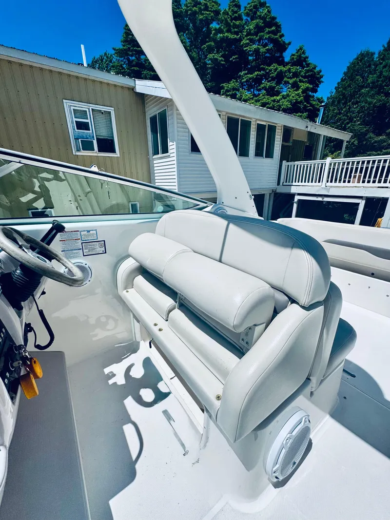 Slide: The Image of Interior of a 2005 Chaparral Signature 270 boat with white seating. - 28